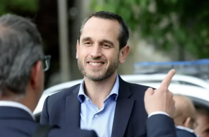 Le socialiste Pierre Jouvet (C) en campagne pour les élections européennes le 24 mai 2024 à Montigny-en-Gohelle, dans le Pas-de-Calais ( AFP / FRANCOIS LO PRESTI )