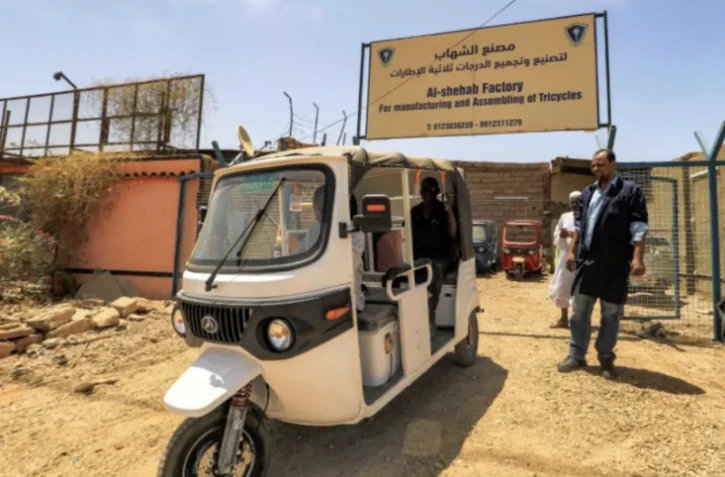 Au Soudan, le touk-touk électrique fait une entrée pétaradante