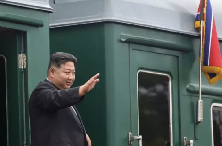 Le dirigeant nord-coréen Kim Jong Un salue avant de monter à bord de son train blindé à l'issue d'une visite en Russie, le 17 septembre 2023 à la gare d'Artyom, près de Valdivostok ( Gouvernement de la région de Primorye / Handout )