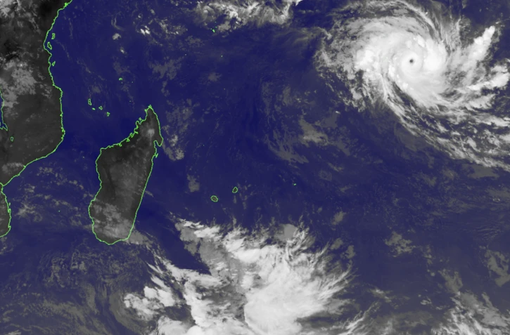 Fabien devient cyclone tropical intense