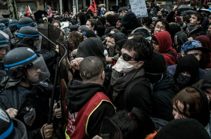 Face à face entre forces de l'ordre et manifestants le 5 avril à Lyon