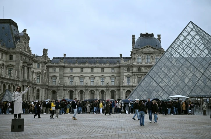 Des touristes font la queue au musée du Louvres, le 20 octobre 2025 à Paris