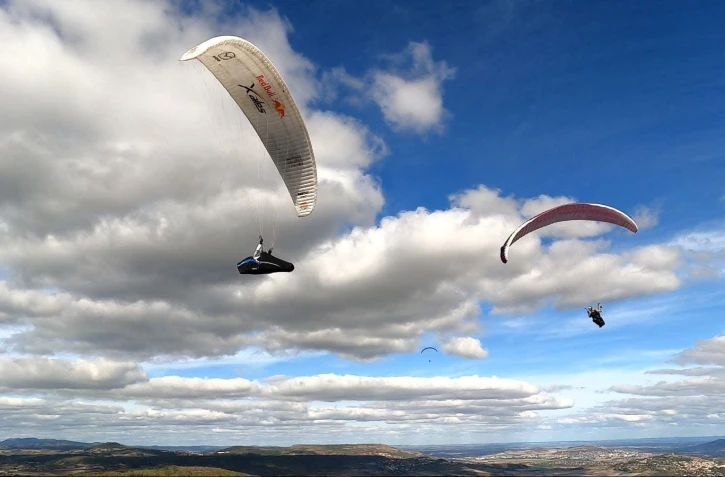 Le Réunionnais Loïc Azy bat le record du plus long vol en parapente dans le Massif central