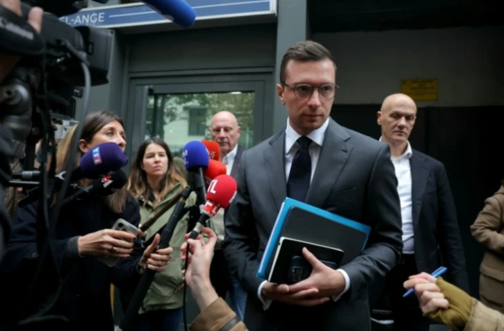 Le président du Rassemblement national, Jordan Bardella, à la sortie du siège du parti d'extrême droite à Paris le 6 octobre 2025 ( AFP / Thomas SAMSON )