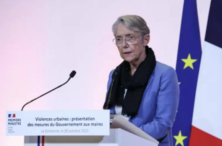 La Première ministre Elisabeth Borne lors de la présentation des mesures du gouvernement en réponse aux émeutes urbaines de juin, le 26 octobre 2023 à l'Université de la Sorbonne, à Paris ( POOL / Thomas SAMSON )