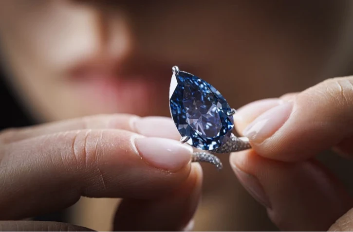 Un diamant bleu vif de 9,51 carats monté sur une bague, surnommé "Mellon blue", pris en photo avant sa vente aux enchères par la maison Christie's, à Genève, le 7 novembre 2025. (VALENTIN FLAURAUD / AFP)