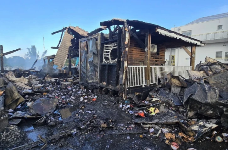 [Vidéo] Saint-Philippe : incendie dans un bâtiment communal, une enquête ouverte
