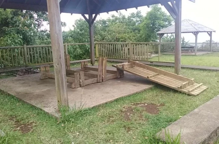 Petite-Île, domaine du relais, acte de vandalisme, kiosque