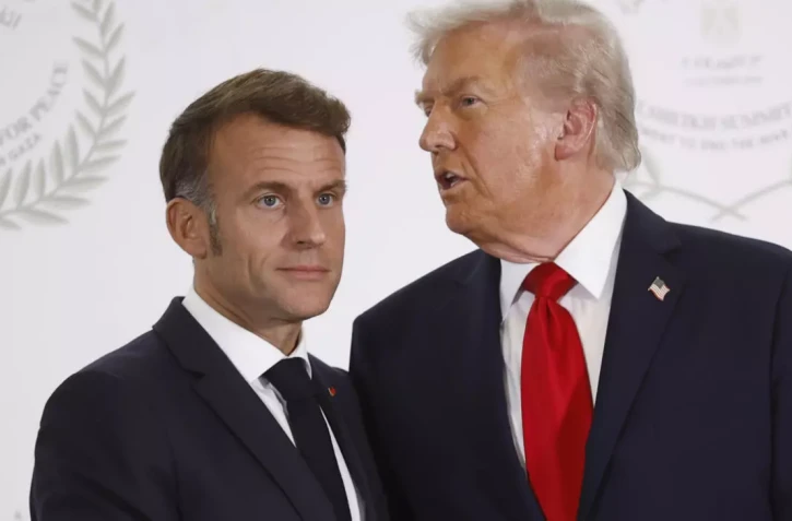  Le président français Emmanuel Macron (à gauche) et le président américain Donald Trump (à droite) lors d'un sommet sur Gaza, à Charm el-Cheikh, en Egypte, le 13 octobre 2025 © Yoan VALAT / POOL/AFP 