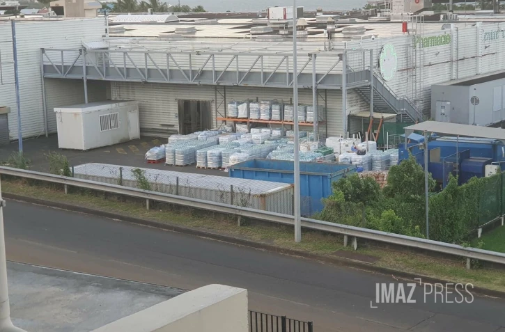 stock de bouteilles d'eau au soleil à Carrefour