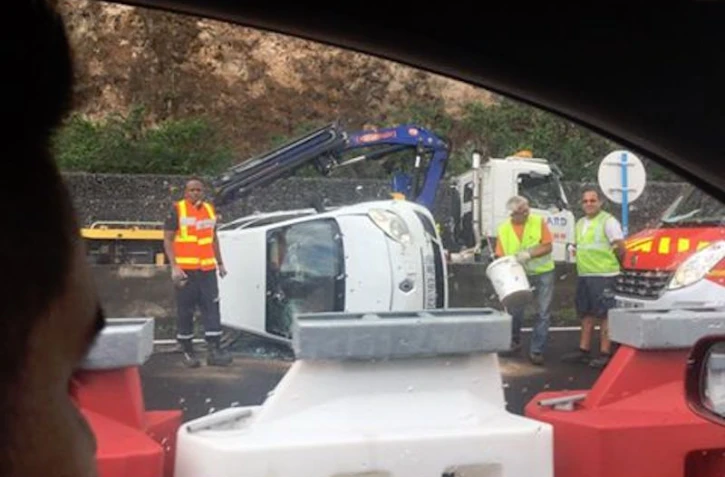 Voiture sur le flanc canal bichique