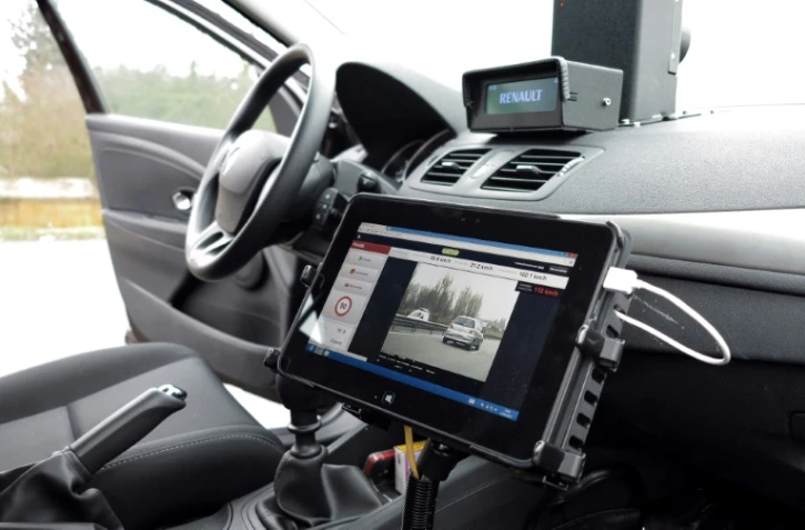 Un radar embarqué photographié à Saclay le 27 février 2013