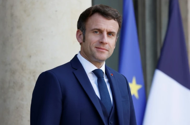 Le président Emmanuel Macron sur le perron de l'Elysée, le 28 février 2022 à Paris