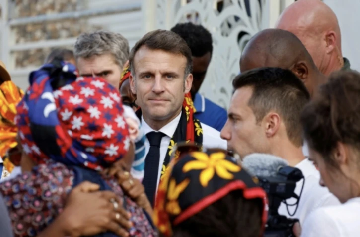 Emmanuel Macron rencontre des habitants dans le quartier de Kavani, à Mamoudzou, Mayotte, le 19 décembre 2024 ( POOL / Ludovic MARIN )