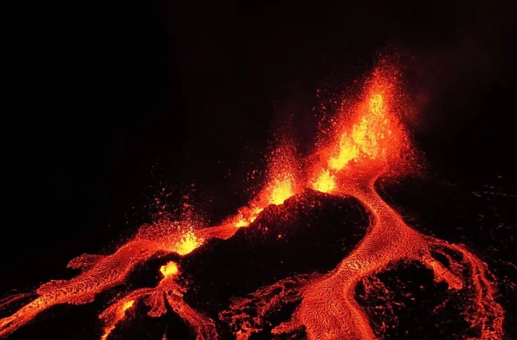 [Photos-Vidéo] Volkan la pété : les premières images de l'éruption