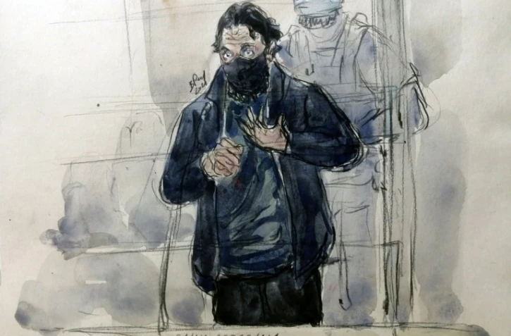 Croquis d'audience réalisé le 15 septembre 2021 montrant Salah Abdeslam (L), principal accusé au procès des attentats du 13-Novembre, devant la cour d'assises spéciale de Paris
