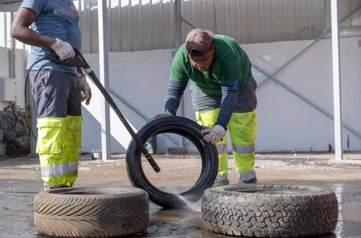 Saint-Paul : la ville récupère et recycle les pneus laissés à l'abandon 