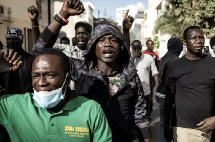 Des manifestants à proximité du Parlement sénégalais à Dakar, le 5 février 2024 ( AFP / JOHN WESSELS )