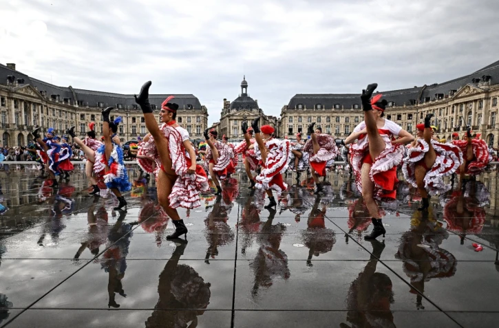 Bordeaux : 168 danseuses réunies sur le miroir d’eau pour battre le record du plus grand french cancan