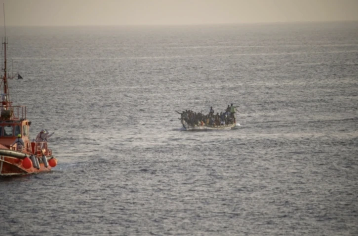 Un bateau en provenance du Sénégal avec 136 migrants à bord arrive après avoir été secouru en mer par un navire espagnol de l'Agence de recherche et de sauvetage en mer au port de La Restinga sur l'île canarienne d'El Hierro, le 28 novembre 2024 ( AFP / Antonio SEMPERE )