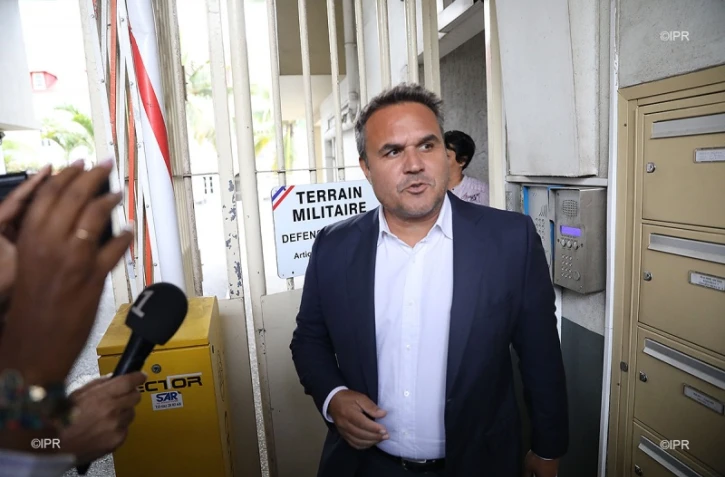 Didier Robert arriver à la caserne Vérines