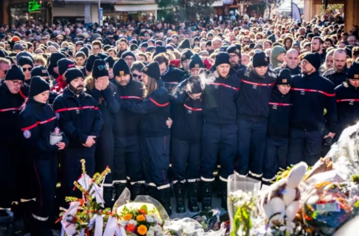 Des pompiers de Crans-Montana lors d'un hommage aux victimes de l'incendie dans un bar de cette station de ski suisse qui a fait 40 morts et 119 blessés ( AFP / MAXIME SCHMID )