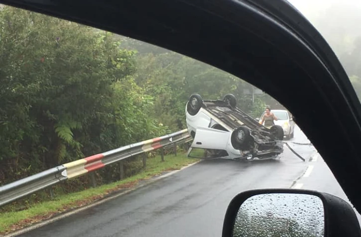 Voiture sur le toit à bras des calumets