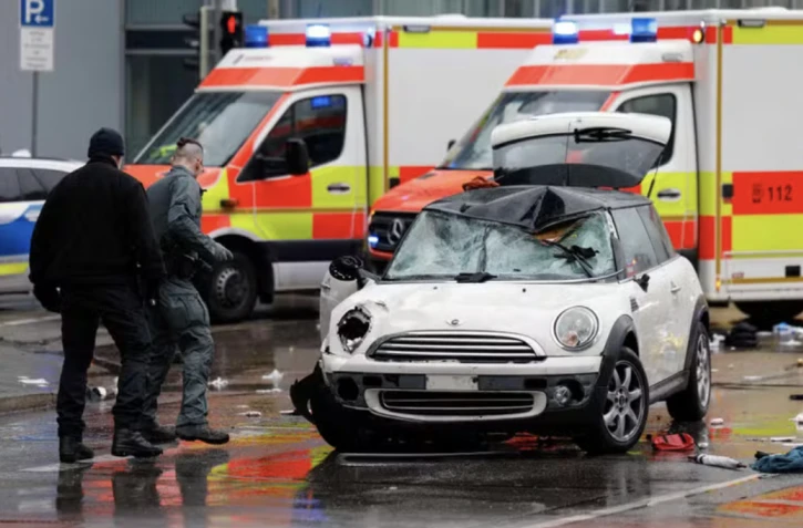 Les lieux où une voiture a foncé dans la foule dans la ville de Munich, dans le sud de l’Allemagne, le 13 février 2025. MICHAELA STACHE / AFP 