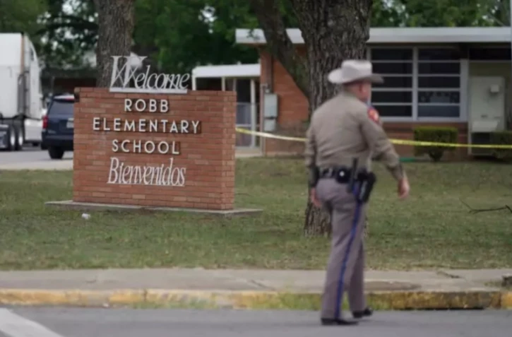 Un policier à l'extérieur de l'école primaire Robb, à Uvalde au Texas, après la fusillade, le 24 mai 2022 ( AFP / allison dinner )