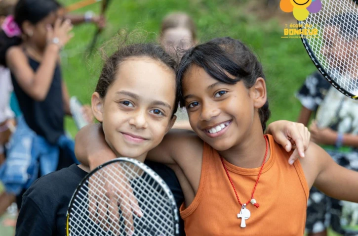 Saint-Denis : initiation au badminton pour les élèves de l'école Saint-François avec l'école du bonheur