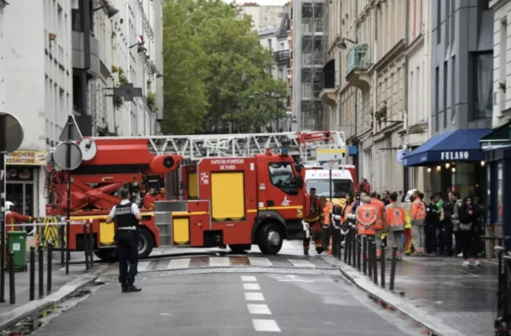 Un camion de pompiers sur les lieux de l'explosion dans le 18e arrondissement de Paris, le 5 août 2023 ( AFP / Bertrand GUAY )