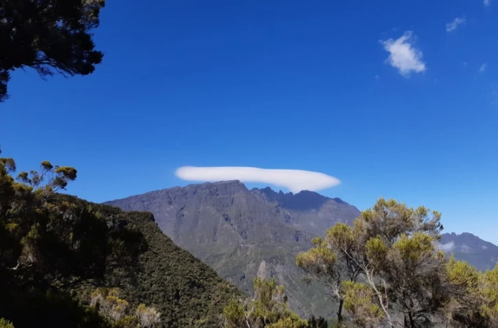 Belle image : le Piton des Neiges a coiffé sa capeline 