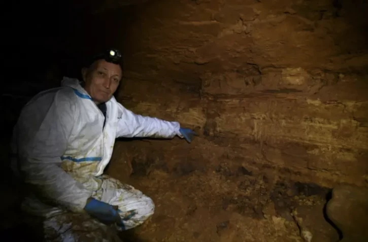 Le paléoclimatologue Dominique Genty dans les galeries souterraines de Villars, le 23 mai 2023 en Dordogne ( AFP / MEHDI FEDOUACH )