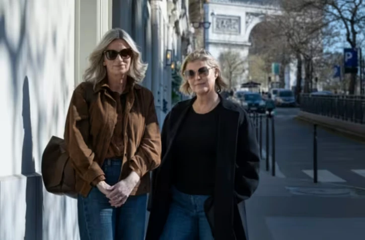 L'ancienne mannequin suédoise Ebba Karlsson (d) et l'ancienne journaliste de la BBC, Lisa Brinkworth à Paris, le 18 mars 2026 ( AFP / JOEL SAGET )