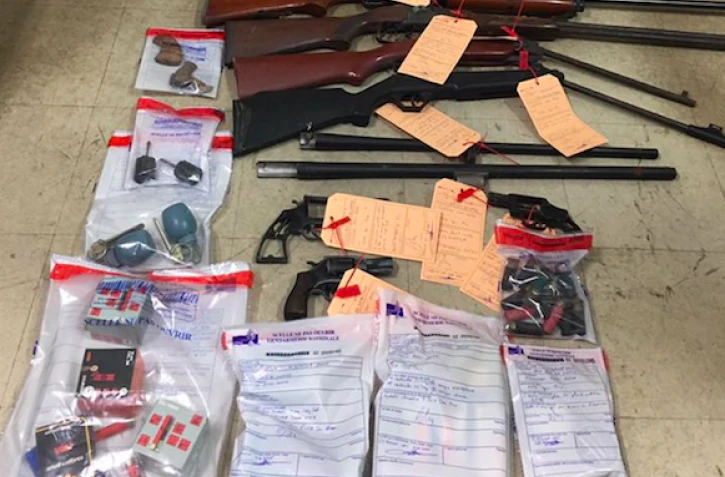 Armes, munitions, grenades, violence avec arme, gendarme, perquisition