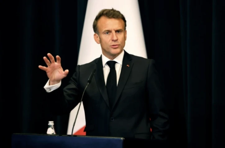 Le président français Emmanuel Macron s'exprime lors d'une conférence de presse à Tirana, le 17 mai 2025 ( AFP / Ludovic MARIN )