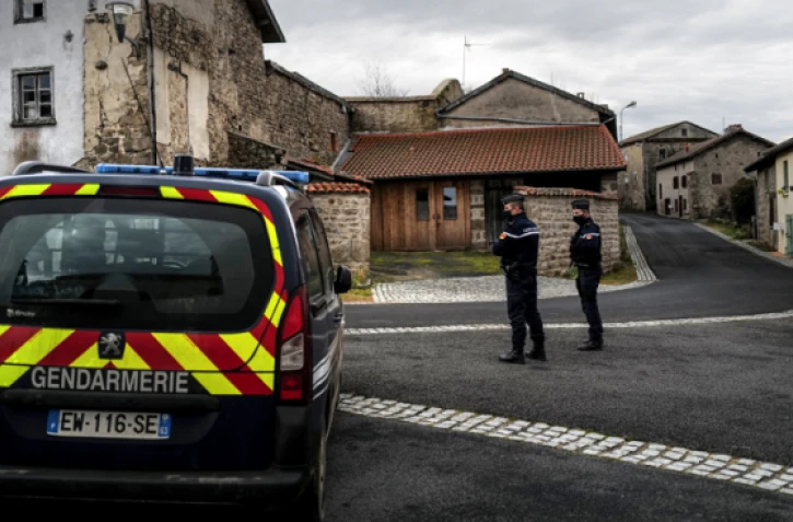 Trois gendarmes ont été tués et un quatrième blessé par un forcené dans la nuit de mardi à mercredi dans un hameau isolé près de Saint-Just, dans le Puy-de Dôme, alors qu'ils intervenaient pour des violences intra-familiales