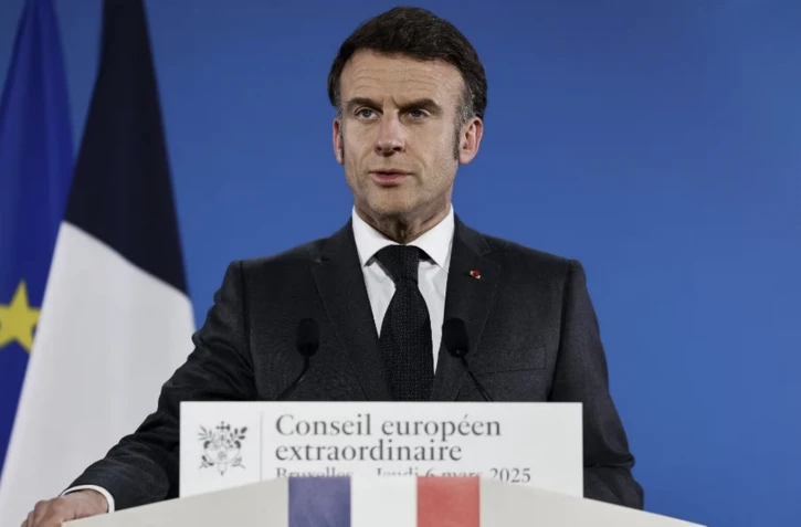 Le président de la République, Emmanuel Macron, lors d'une conférence de presse à l'issue d'un Conseil européen extraordinaire, le 6 mars 2025 à Bruxelles (Belgique). (LUDOVIC MARIN / AFP)