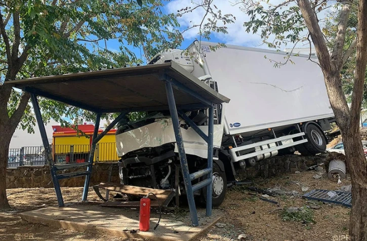 Saint-Denis : un camion s'encastre dans un mur et un autre véhicule au Moufia