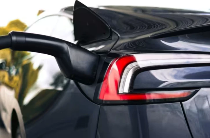 La nouvelle mouture du "leasing social", lancée jeudi, permettra à 50.000 ménages modestes supplémentaires de disposer d'une voiture électrique neuve pour un loyer de moins de 200 euros par mois, tout en favorisant désormais la production européenne ( AFP / Alex MARTIN )