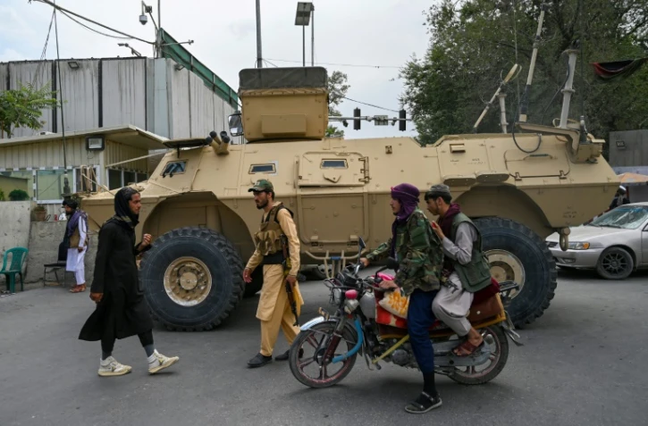 Des talibans patrouillent dans les rues de Kaboul à bord d'un blindé américain, le 17 août 2021
