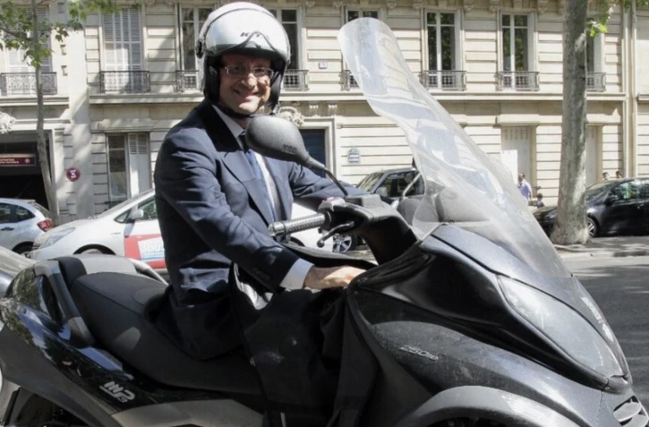 Le célèbre scooter de François Hollande vendu 20.500 euros aux enchères
