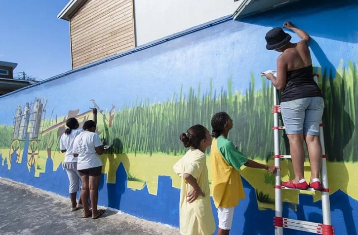 Ados et locataires unis autour d'une fresque