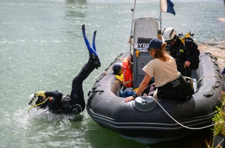 Des plongeurs archéologues partent explorer les restes d'un bateau romain découvert dans le Rhône à Arles dans les Bouches-du-Rhône, le 28 août 2023