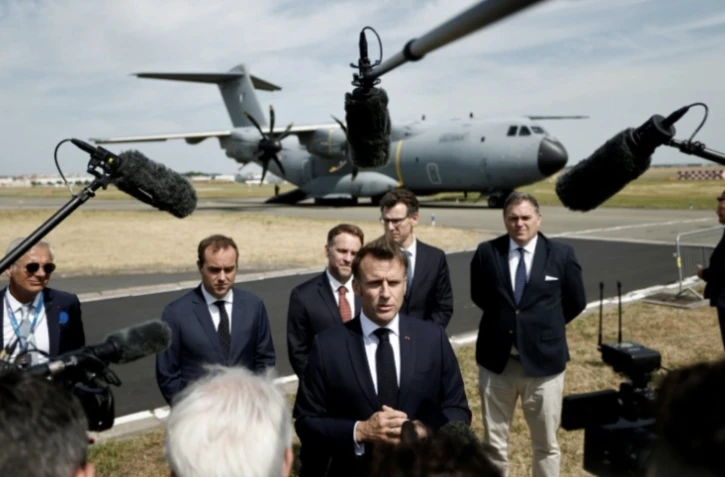 Le président français Emmanuel Macron (C) au salon aéronautique du Bourget le 20 juin 2025 ( POOL / Benoit Tessier )