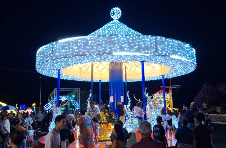 Saint-Pierre illumine les passants pour Noël