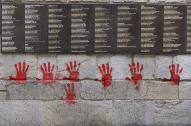 Tags "mains rouges" au Mémorial de la Shoah à Paris : trois Bulgares arrêtés