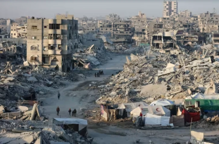 Des personnes marchent au milieu des décombres dans un quartier de la ville de Gaza le 22 octobre 2025 ( AFP / Omar AL-QATTAA )