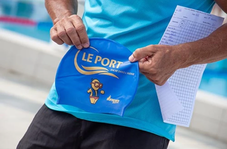 Le Port : 650 bonnets de bain distribués aux écoliers