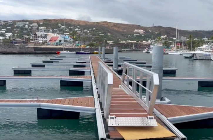 pontons installés sur le port de plaisance de saint-gilles